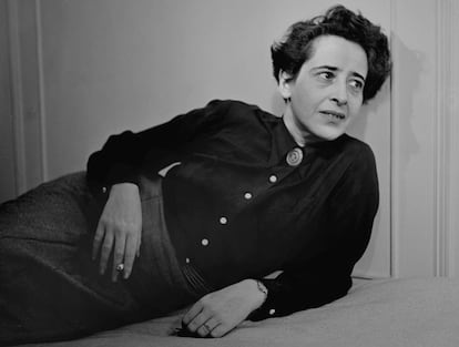 La filósofa Hannah Arendt en un retrato tomado en 1949.