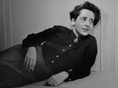 La filósofa Hannah Arendt en un retrato tomado en 1949.