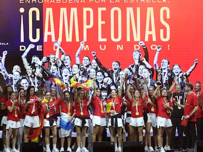 La selección española de fútbol femenino celebra su victoria en el Mundial de Australia y Nueva Zelanda, el 21 de agosto de 2023 en Madrid.