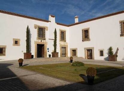 El hotel Palacio de Arenales, en una finca de verano cacereña.