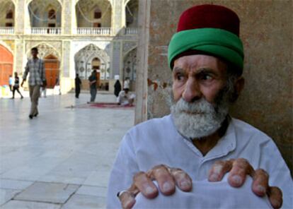 Bakka Ibrahim, en el patio de la mezquita de Nayaf.