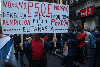 Algunos militantes protestan en la sede de Ferraz