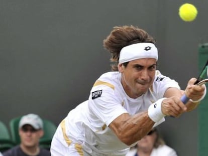 David Ferrer golpea la pelota.