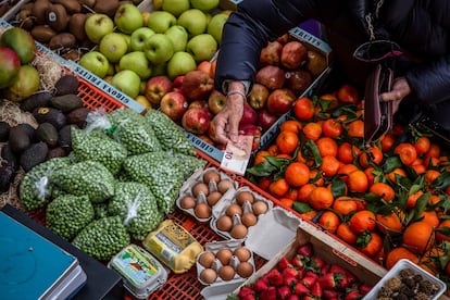 Una mujer compra en el mercadillo de Vic (Barcelona), el pasado abril.