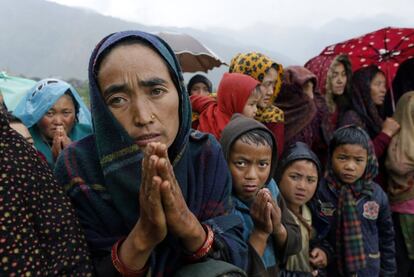 Aldeanos piden alimento tras aterrizar un helicóptero de ayuda en Gumda, distrito de Gorkha (Nepal). Las ONG que trabajan ya sobre el terreno para atender a los afectados por el terremoto del sábado en Nepal han advertido de la necesidad urgente de llegar a las zonas más remotas que han quedado devastadas y a las que el acceso es más difícil, ya que se teme que en ellas pueda haber miles de personas que necesiten ayuda.