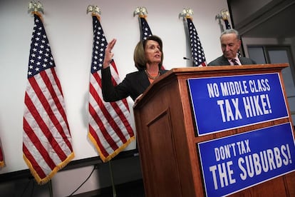 Chuck Schumer y Nancy Pelosi participan en una rueda de prensa en Washington (EEUU).