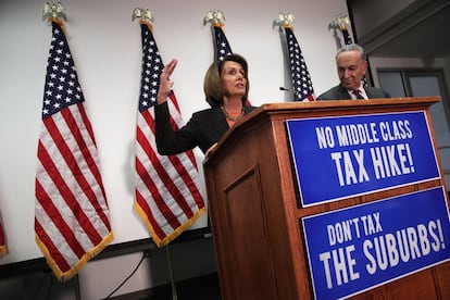 Chuck Schumer y Nancy Pelosi  participan en una rueda de prensa en  Washington (EEUU).