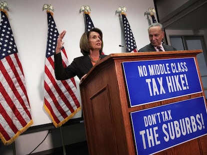 Chuck Schumer y Nancy Pelosi  participan en una rueda de prensa en  Washington (EEUU).