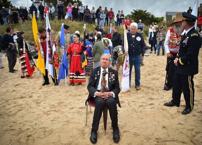 Cerca de 500 de los 132.700 hombres que desembarcaron en las playas de Normandía el 6 de junio de 1944 eran amerindios (indios nativos americanos) , según un universitario estadounidense, aunque su papel tardó décadas en salir a la luz. En la foto, Charles Shay, uno de los últimos veteranos indios americanos vivos de los que desembarcaron en Normandía, participa junto a otros compañeros en una ceremonia en la playa de Omaha en Saint-Laurent-sur-Mer, el oeste de Francia.