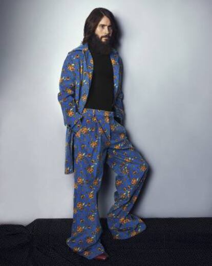 El abrigo y el pantalón son de pana e incorporan un motivo botánico sobre fondo azul vivo. Al igual que los mocasines, son Gucci.