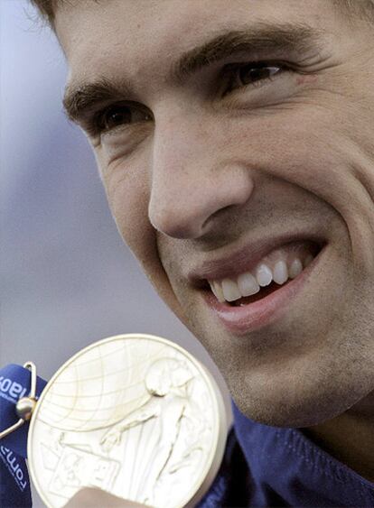 Michel Phelps muestra una de sus medallas conseguidas en Roma.