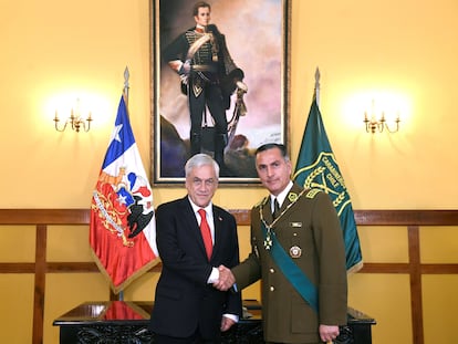 El presidente de Chile, Sebastián Piñera, y el ahora exdirector de Carabineros de Chile, Mario Rozas, el 7 de enero de 2019 en una ceremonia.