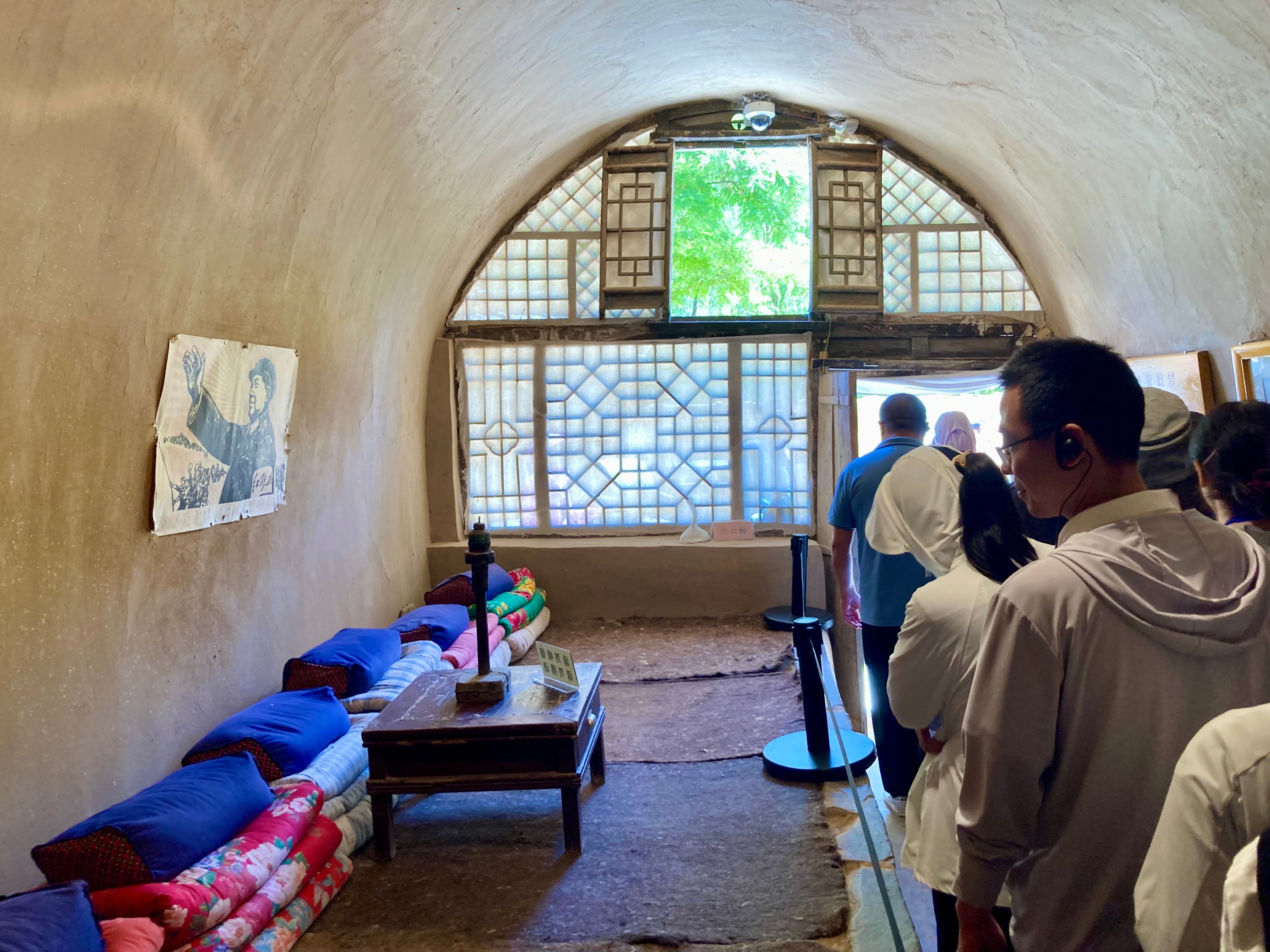Turistas visitando una de las cuevas donde se hospedaban los 