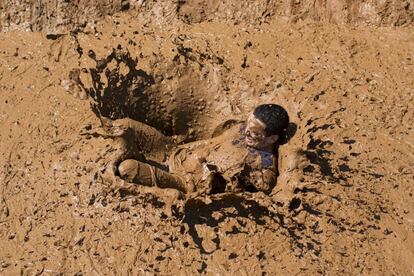 Un hombre participa en el Mud Day, una carrera de obstáculos en Tel Aviv, Israel.