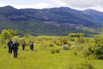 Senderistas en el parque nacional de Majella en la región montañosa de los Abruzzos (Italia).