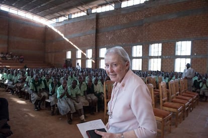 Sister Mary Owens, rodeada de algunos de los niños que viven en la aldea de Nyumbani (Kenia).