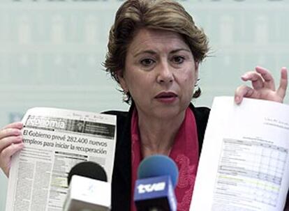 Magdalena Álvarez, ayer, en el Parlamento andaluz.