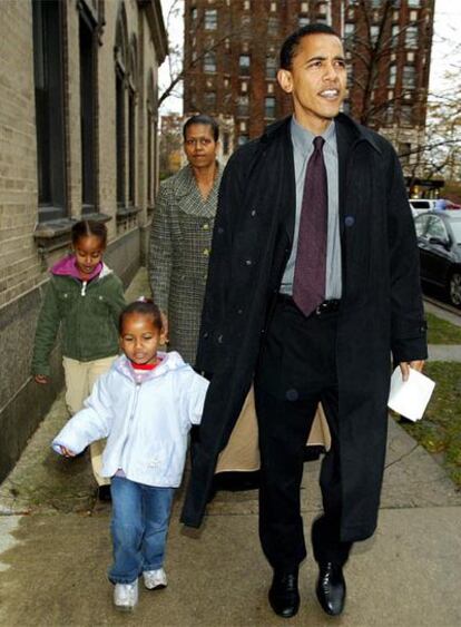 Barack Obama y su esposa, Michelle, se dirigen a votar, junto a sus hijas Malia y Sasha, en 2004.