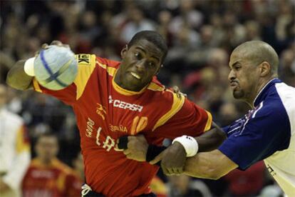 Fis intenta lanzar a portería ante la oposición del francés Dinart, en el partido del sábado.