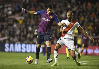 Luis Suárez disputa un balón con Alejandro Galvez.