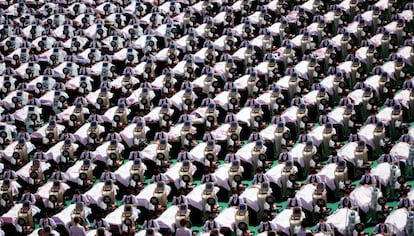 Unas 1.000 mujeres reciben un masaje en un centro deportivo en Jinan (China). El numeroso grupo intenta conseguir el record guinness en tratamiento de belleza con un masaje de 30 minutos.