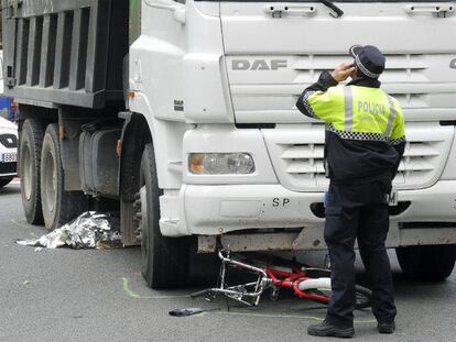 El camión que ayer arrolló a una usuaria del Bicing, minutos después del accidente.