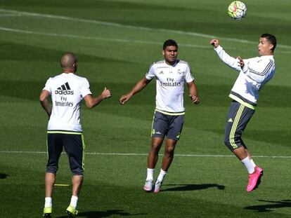 Cristiano Ronaldo cabecea en el entrenamiento en Valdebebas delante de Pepe y Casemiro