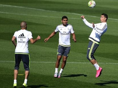 Cristiano Ronaldo cabecea en el entrenamiento en Valdebebas delante de Pepe y Casemiro