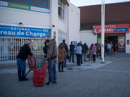 Colas en el exterior de un supermercado de Gibraltar a causa de las restricciones por la pandemia, en una imagen de este sábado.