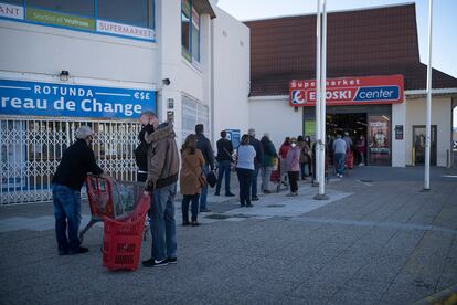 Colas en el exterior de un supermercado de Gibraltar a causa de las restricciones por la pandemia, en una imagen de este sábado.