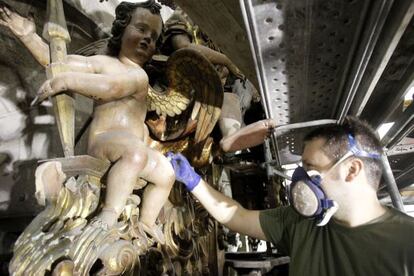 Trabajos de restauración del órgano de la catedral de Santiago.