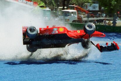 Schumacher se sale de la pista con su Ferrari durante una sesión de entrenamientos del Gran Premio de Australia, en Melbourne el dos de marzo de 2001.