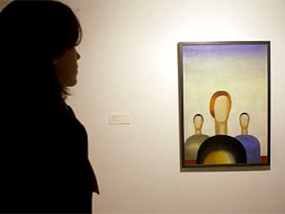 Una visitante, ante el cuadro <b></b><i>Tres mujeres</i> (1928), de Kazimir Malevich (Museo Estatal Ruso).
