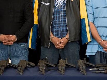 Imagen de archivo de tres integrantes de un grupo delictivo dedicado al tráfico de armas y drogas en México.