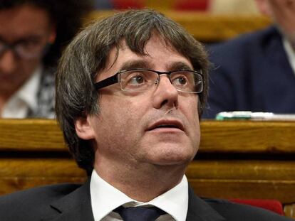 El president de la Generalitat, Carles Puigdemont, en el pleno del Parlament de este martes.