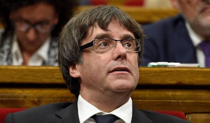 El president de la Generalitat, Carles Puigdemont, en el pleno del Parlament de este martes.