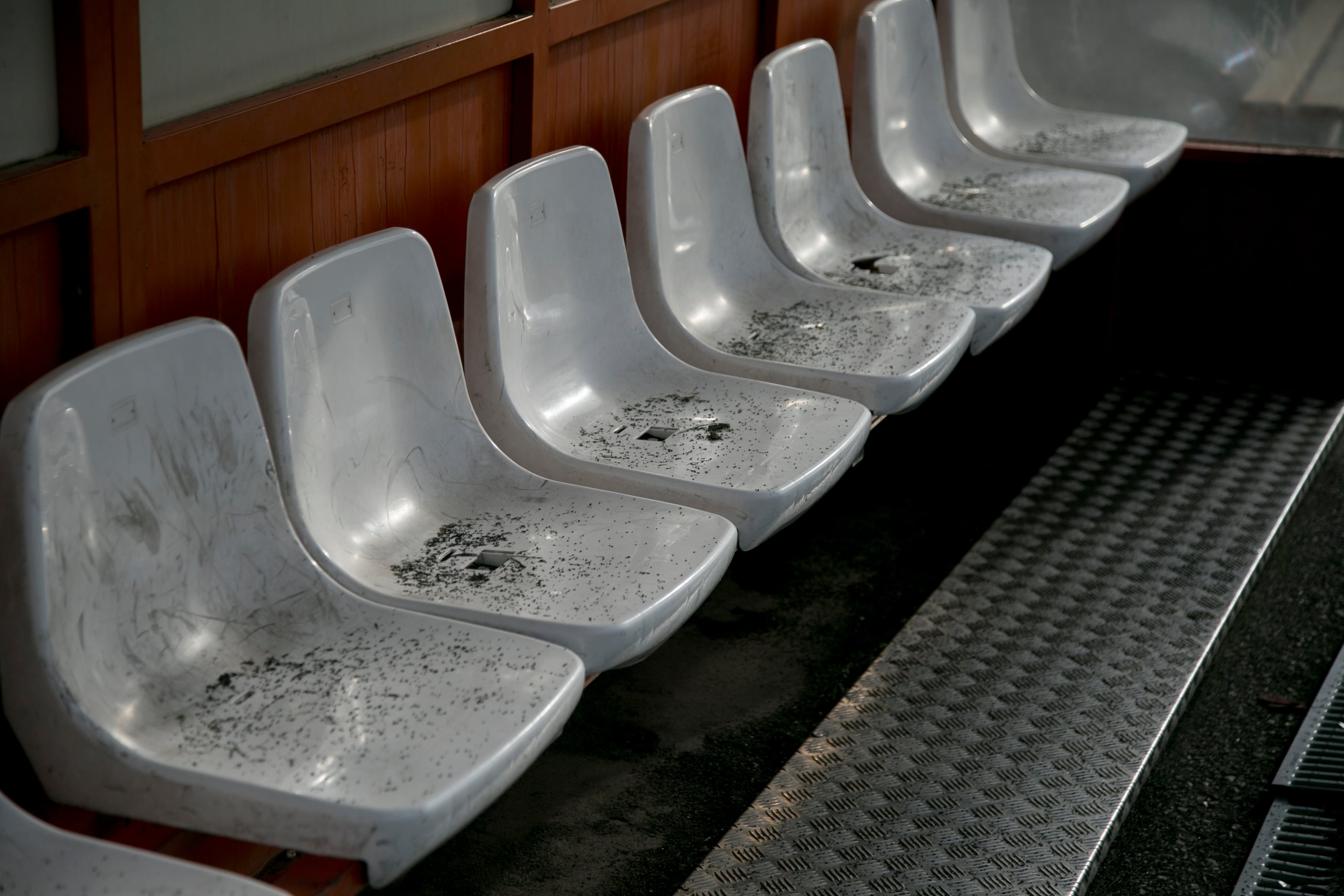 Los asientos de los banquillos de la ciudad deportiva, viejos y con suciedad acumulada.