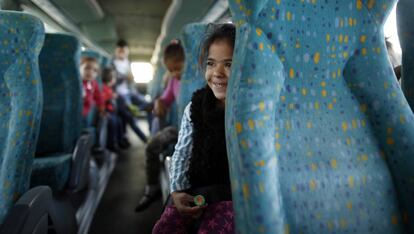 Ni&ntilde;os gitanos rumanos del poblado chabolista de El Gallinero, en Madrid, van al colegio en transporte escolar. 