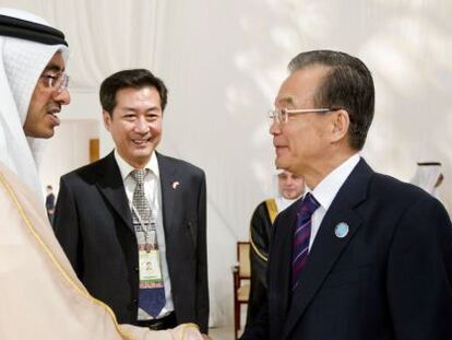 Wen Jiabao es recibido por el ministro de Exteriores de Emiratos &Aacute;rabes.
