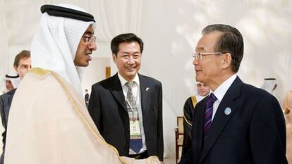 Wen Jiabao es recibido por el ministro de Exteriores de Emiratos &Aacute;rabes.