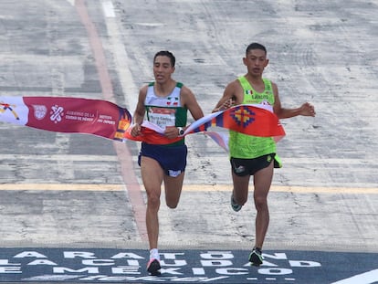 Los mexicanos Darío Castro López y Eloy Sánchez Vidal cruzan la meta del Maratón de la Ciudad de México 2021.