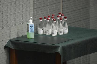 Botellas de agua y gel antibacterial durante una sesión parlamentaria en Australia. 