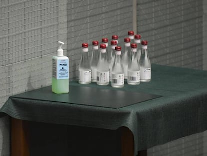Botellas de agua y gel antibacterial durante una sesión parlamentaria en Australia. 