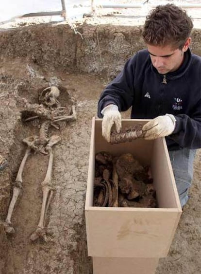 Trabajos de exhumación de restos de fusilados en la guerra civil en el cementerio de San Rafael.