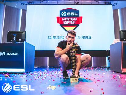 David 'Kaiser' Muñoz con la copa de campeón de la liga de Hearthstone que organiza ESL España.