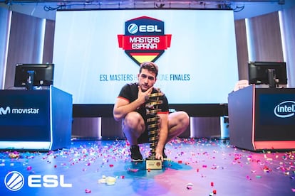 David 'Kaiser' Muñoz con la copa de campeón de la liga de Hearthstone que organiza ESL España.