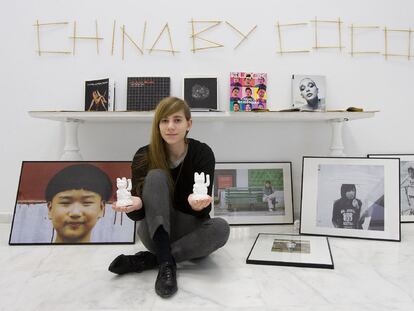 La fotógrafa Coco, junto a sus obras expuestas en la sala Kulturevolution de Cádiz.