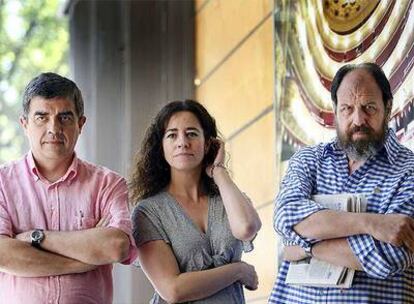 Los directores de cine Elisabet Cabeza y Esteve Riambau con el actor Josep Maria Pou.