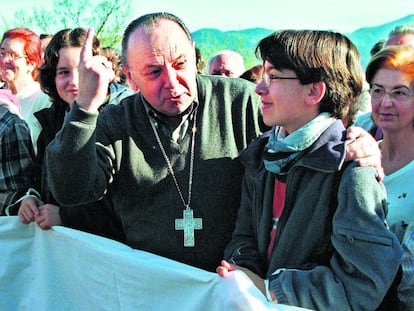 El obispo de San Sebastián Juan María Uriarte, en la cabecera de la marcha al santuario de Aránzazu en marzo de 2003 tras el asesinato de Juan Priede a manos de ETA.