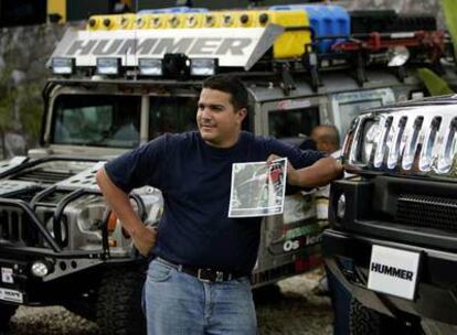 Un hombre posa junto a un todoterreno Hummer en una feria automovilística en Caracas la semana pasada.